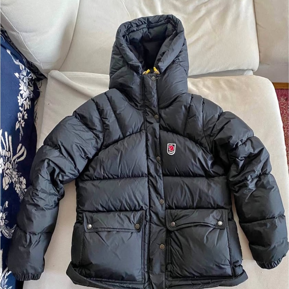 Black Fjallraven parka from their Expedition series in women’s medium!